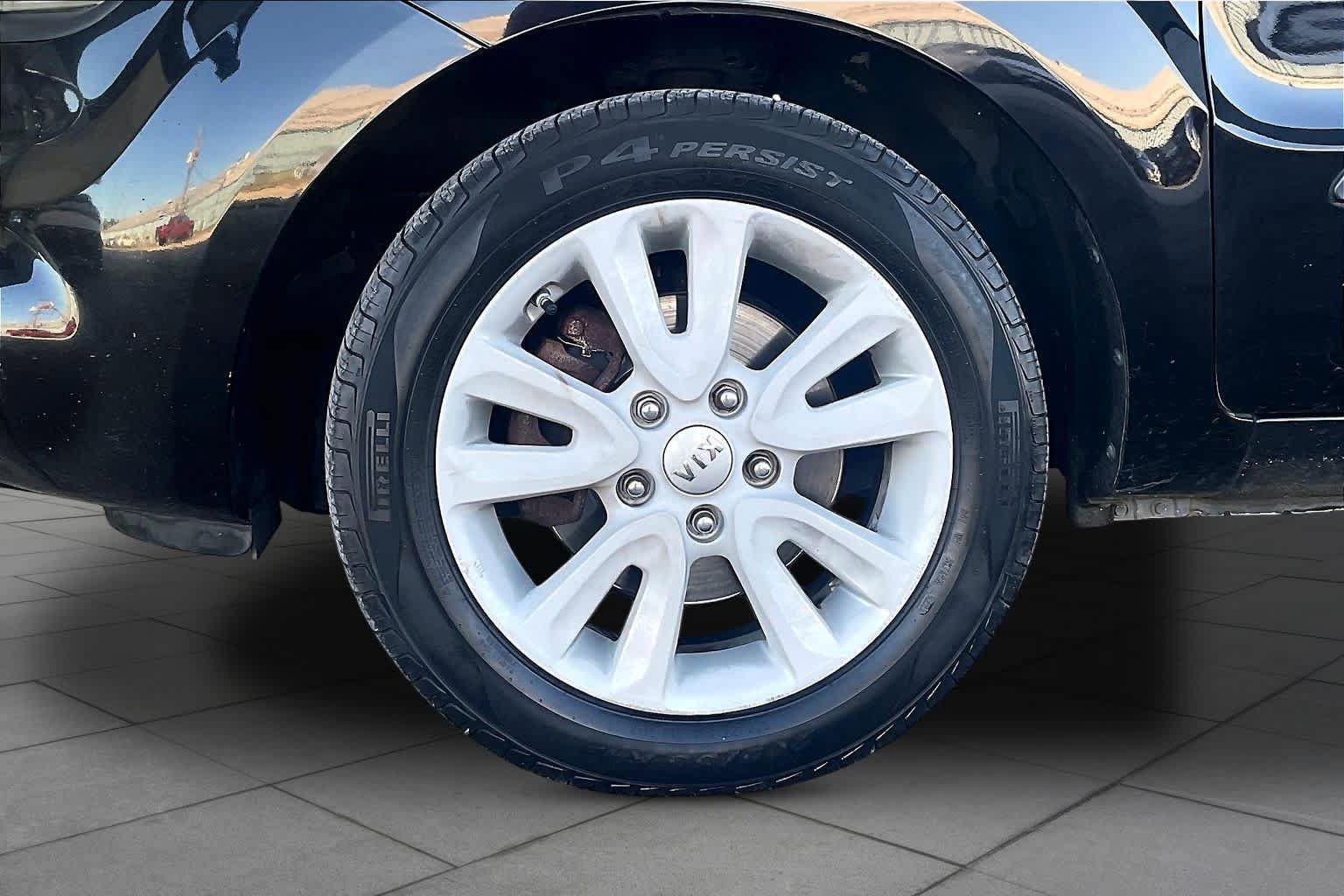 Used 2013 Kia Soul + FWD image 10