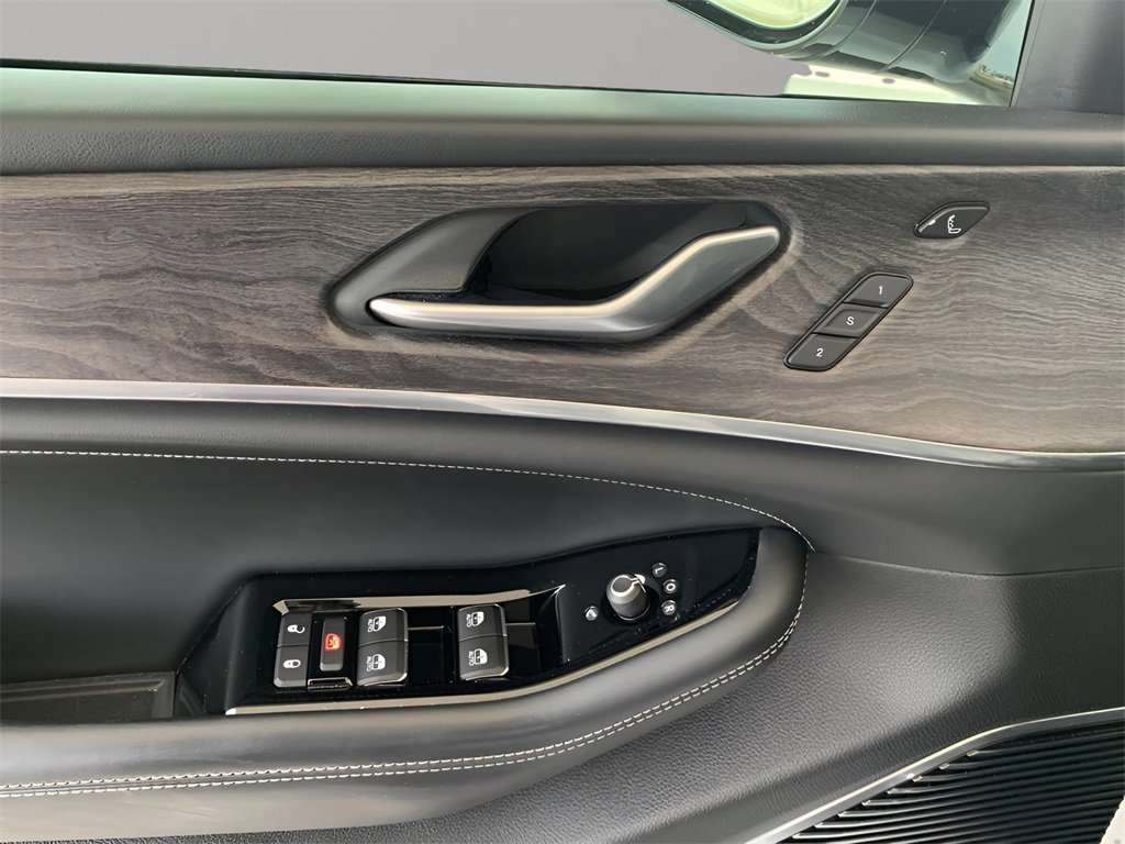 Used 2022 Jeep Grand Cherokee Overland w/ Luxury Tech Group IV image 14