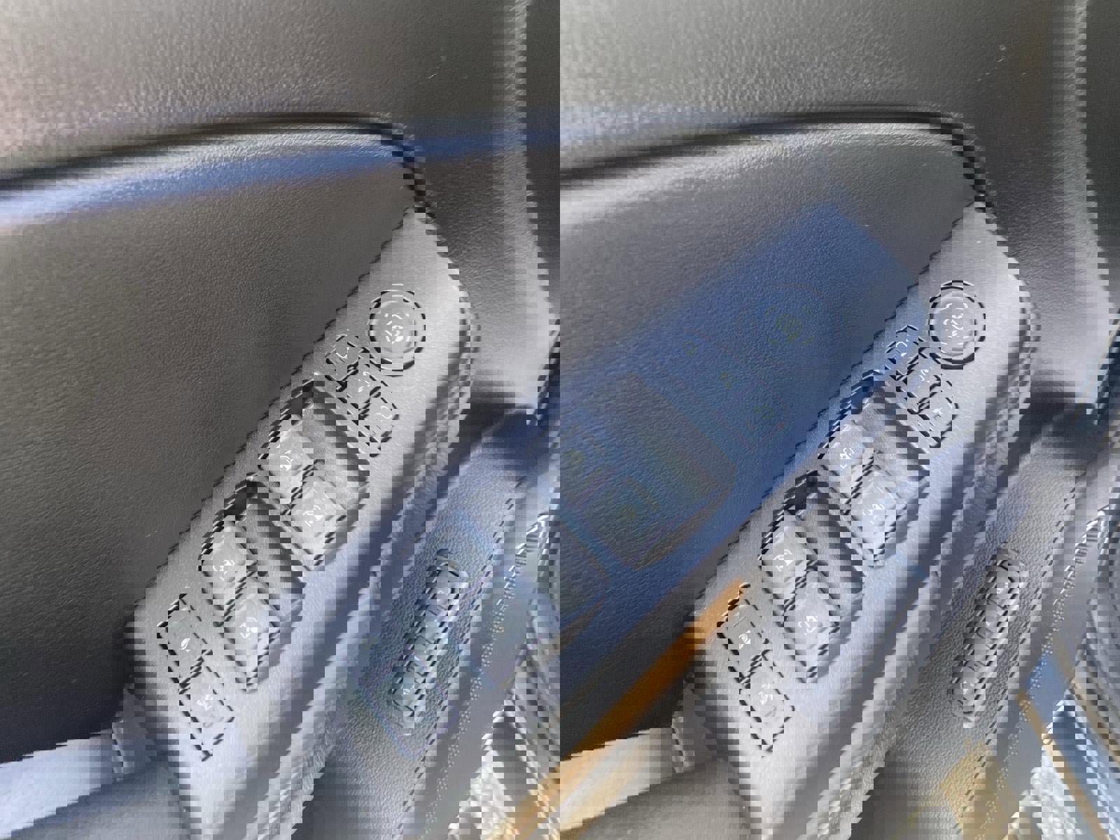 Used 2020 GMC Yukon Denali w/ Denali Premium Package image 25