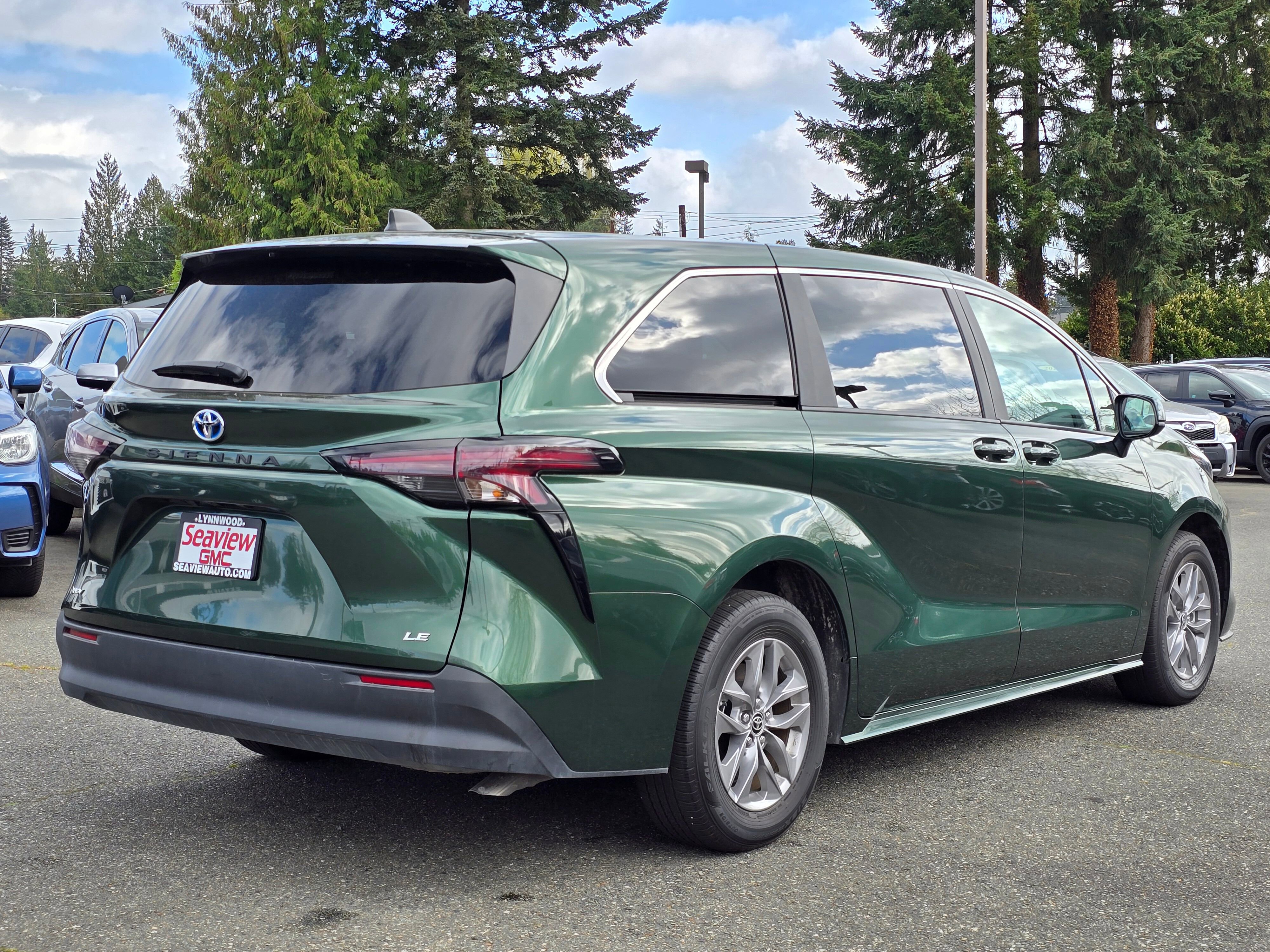 Used 2025 Toyota Sienna LE FWD image 7