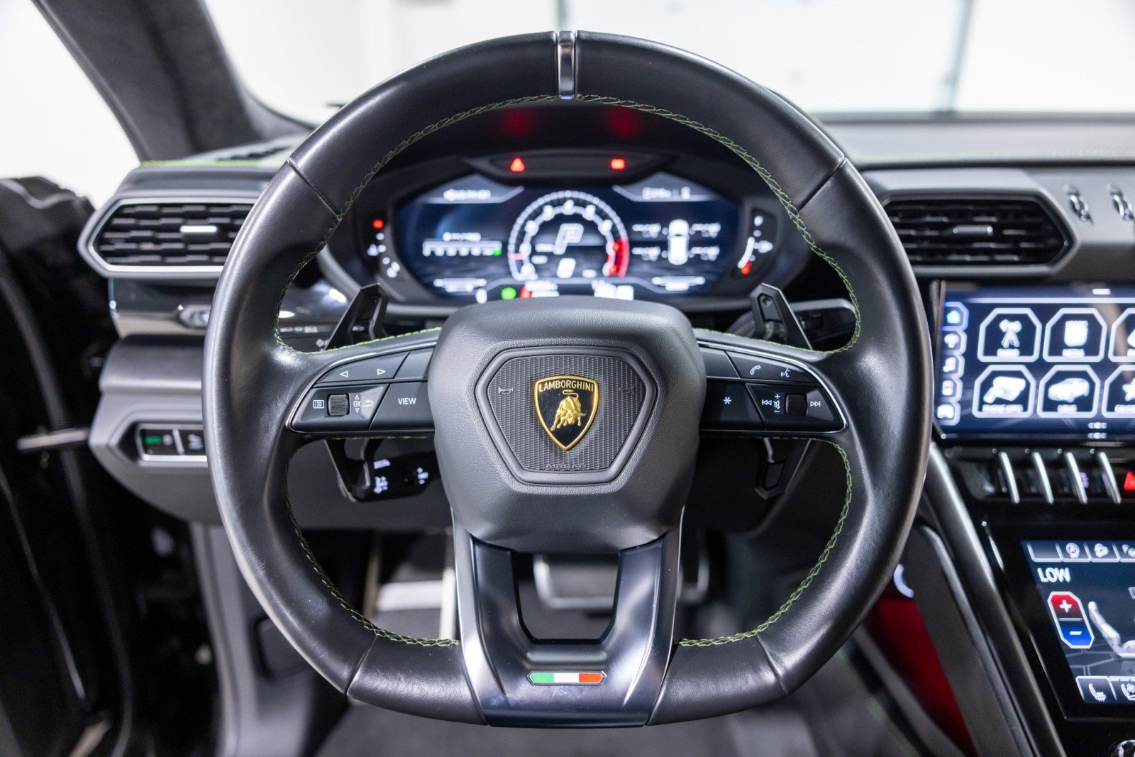 Used 2022 Lamborghini Urus image 38