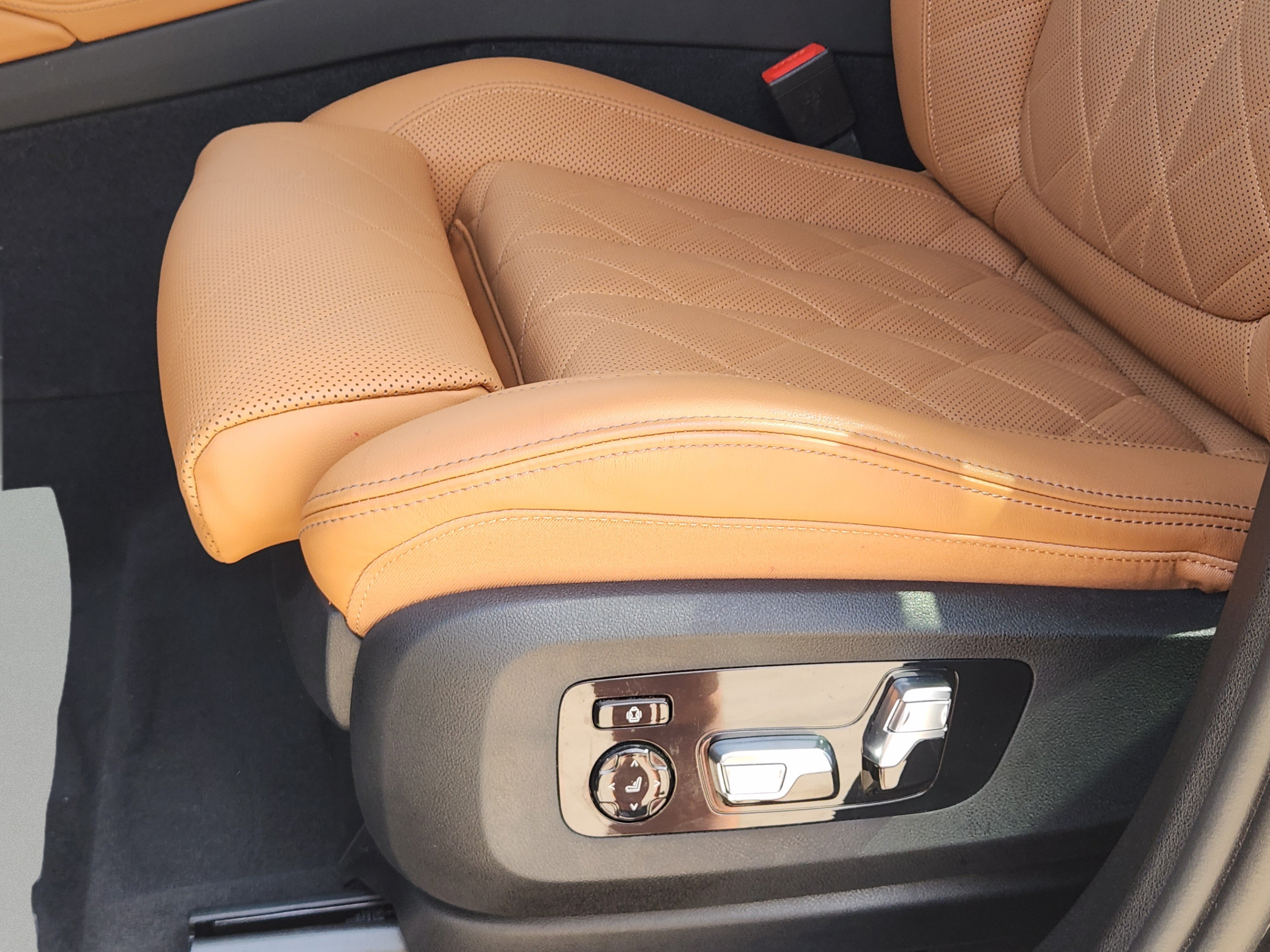 Used 2025 BMW X6 M60i AWD/4WD image 19
