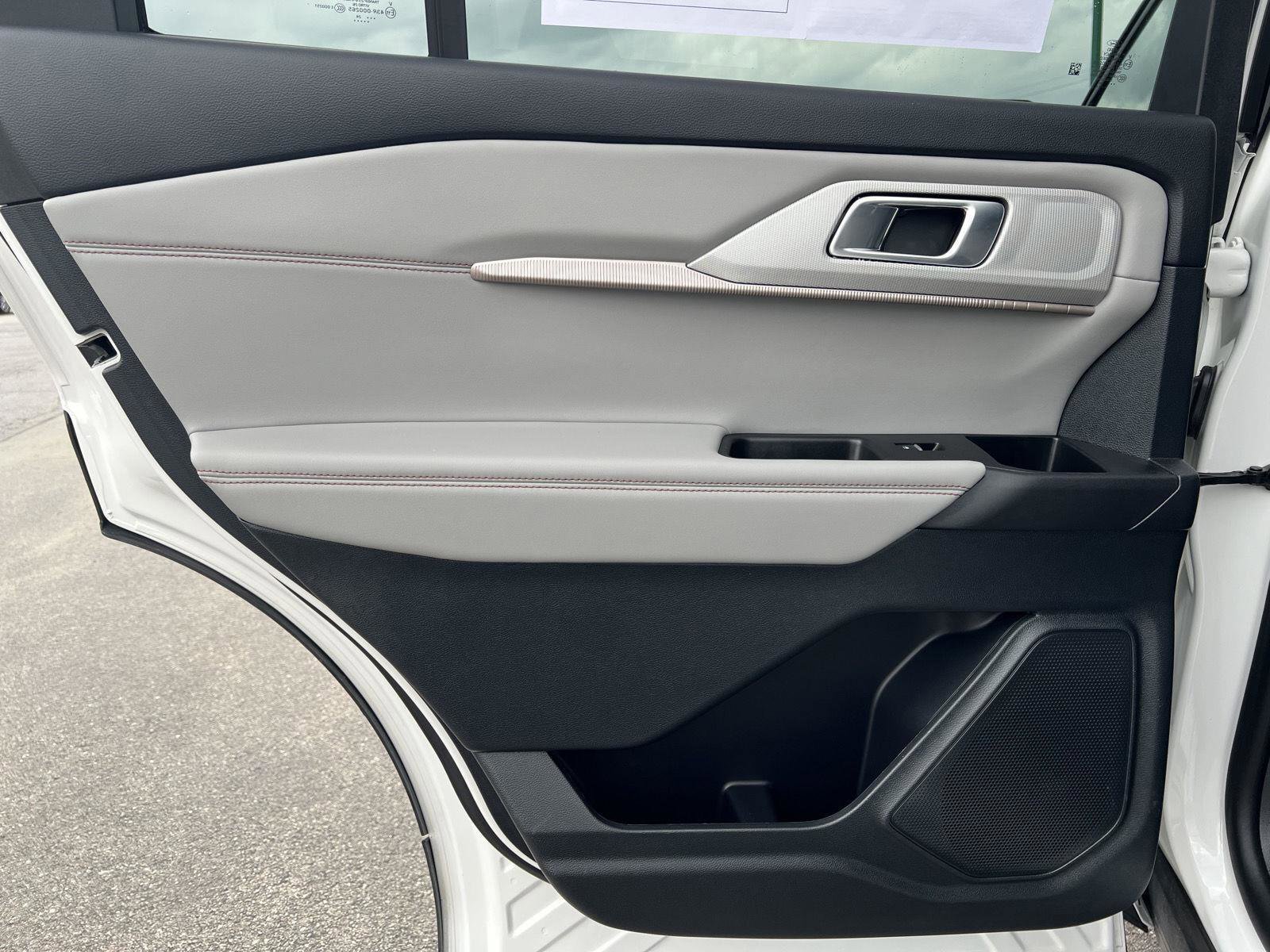 Used 2025 Ford Explorer Active w/ Active Comfort Package AWD/4WD image 16