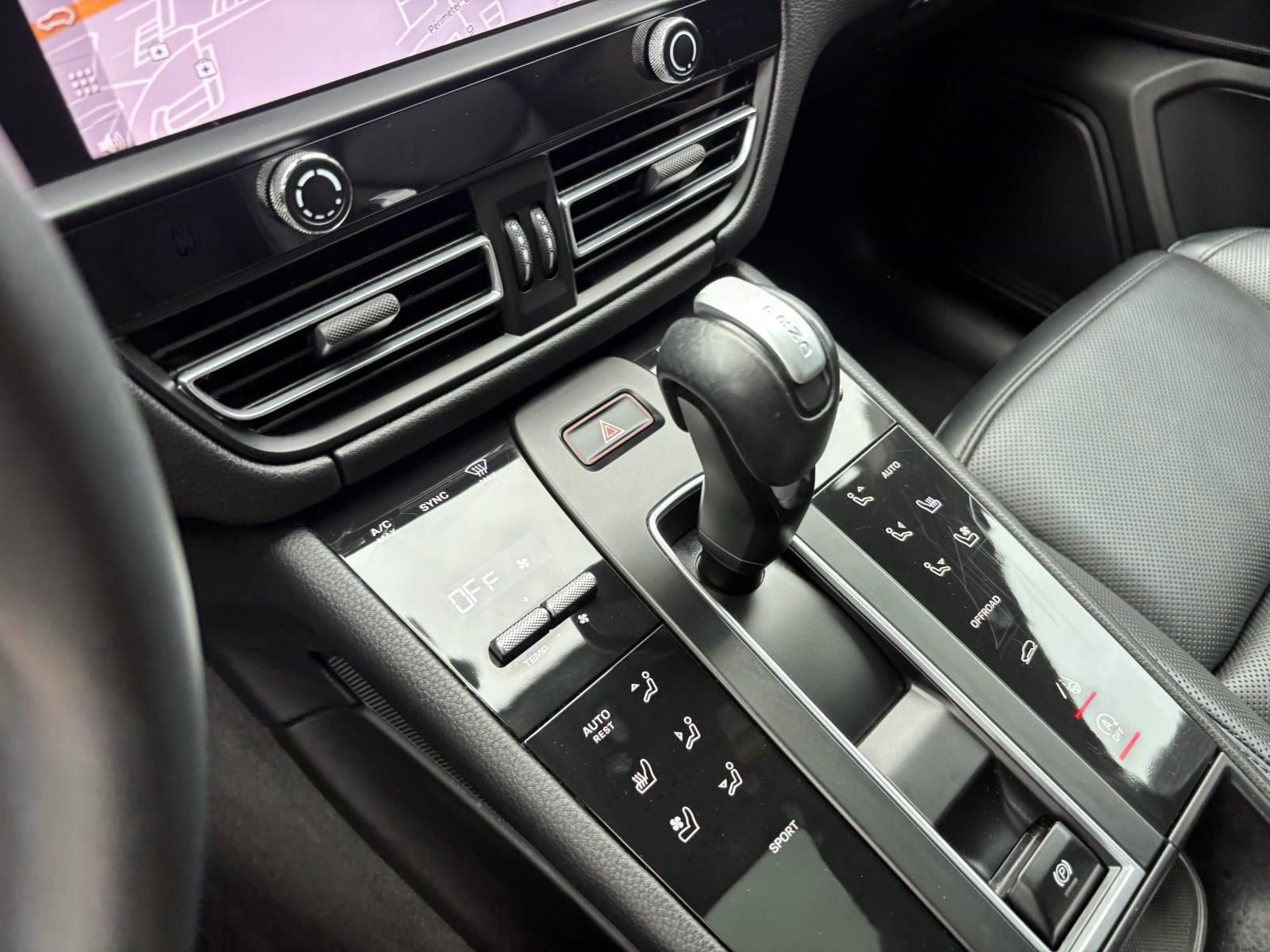 Certified 2023 Porsche Macan AWD/4WD image 34