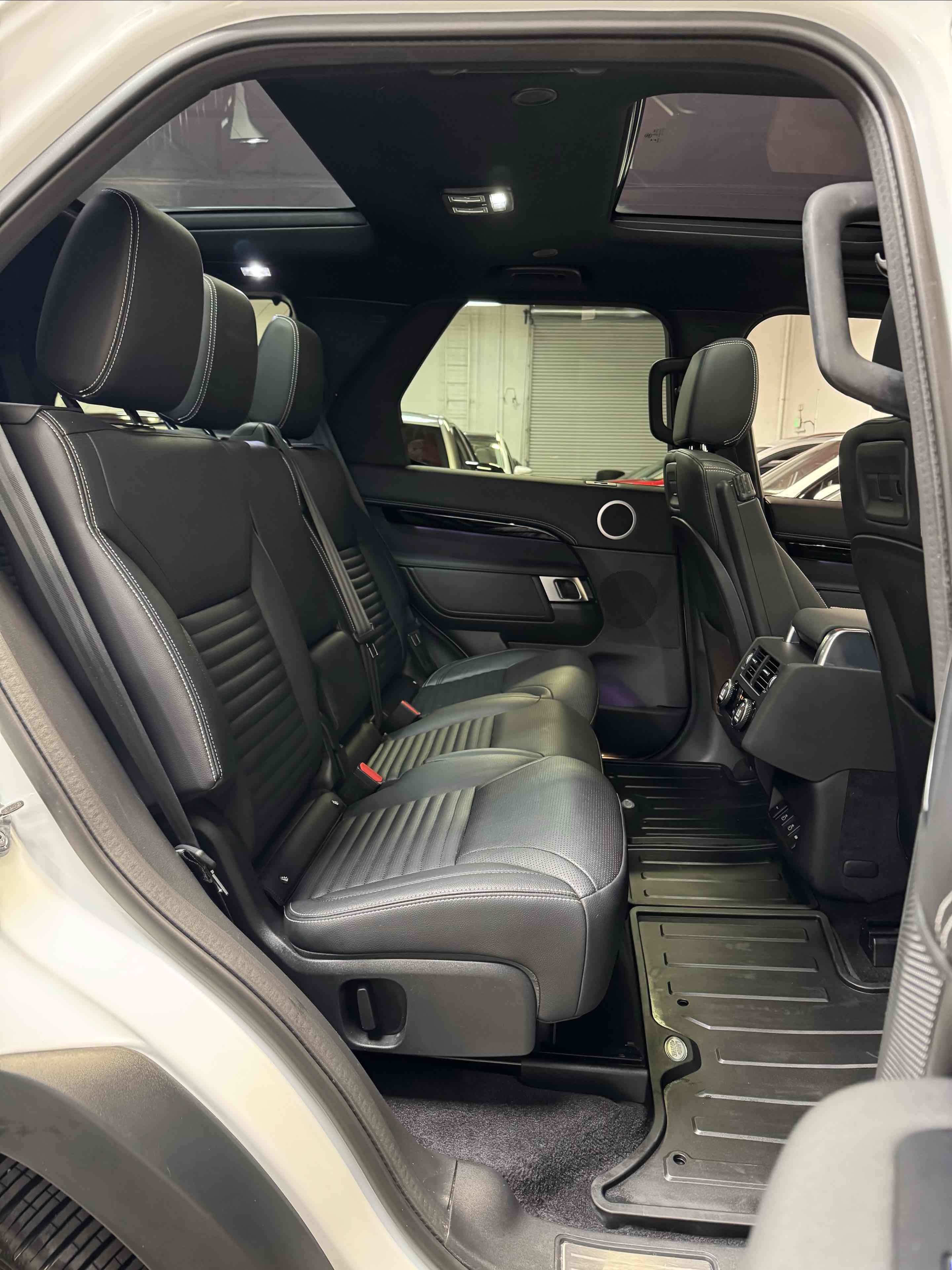 Used 2021 Land Rover Discovery S R-Dynamic image 28