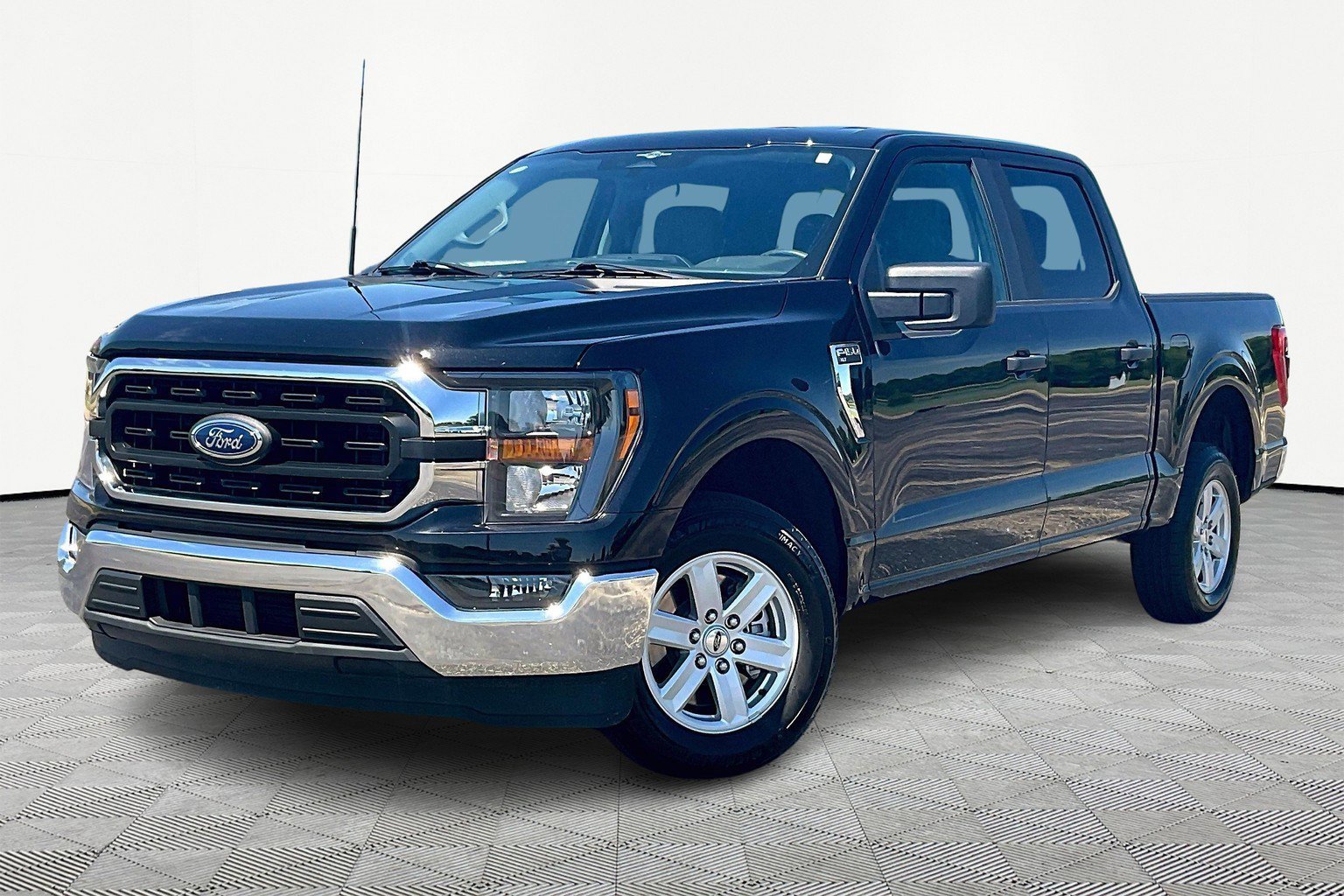 Used 2023 Ford F150 XLT image 2