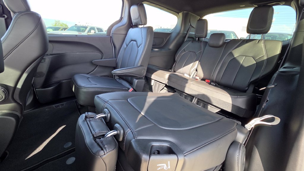 New 2027 Chrysler Pacifica Select FWD image 21