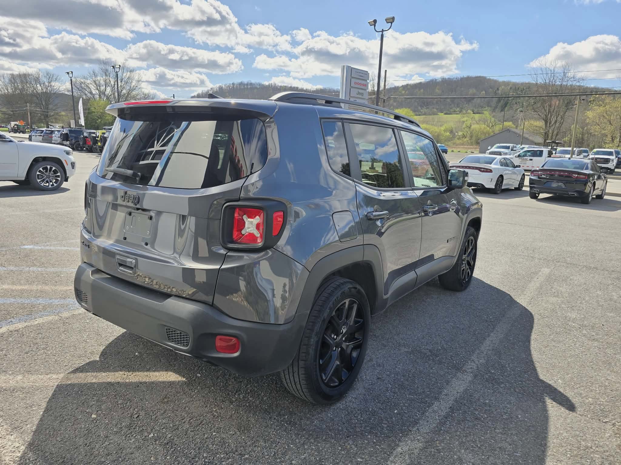 Used 2022 Jeep Renegade Altitude w/ Convenience Group AWD/4WD image 3