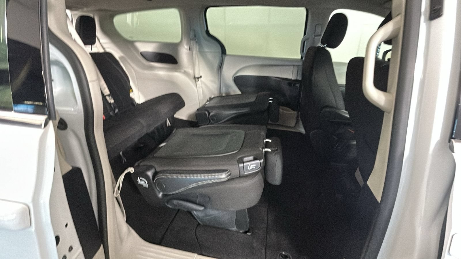 Used 2023 Chrysler Voyager LX FWD image 32