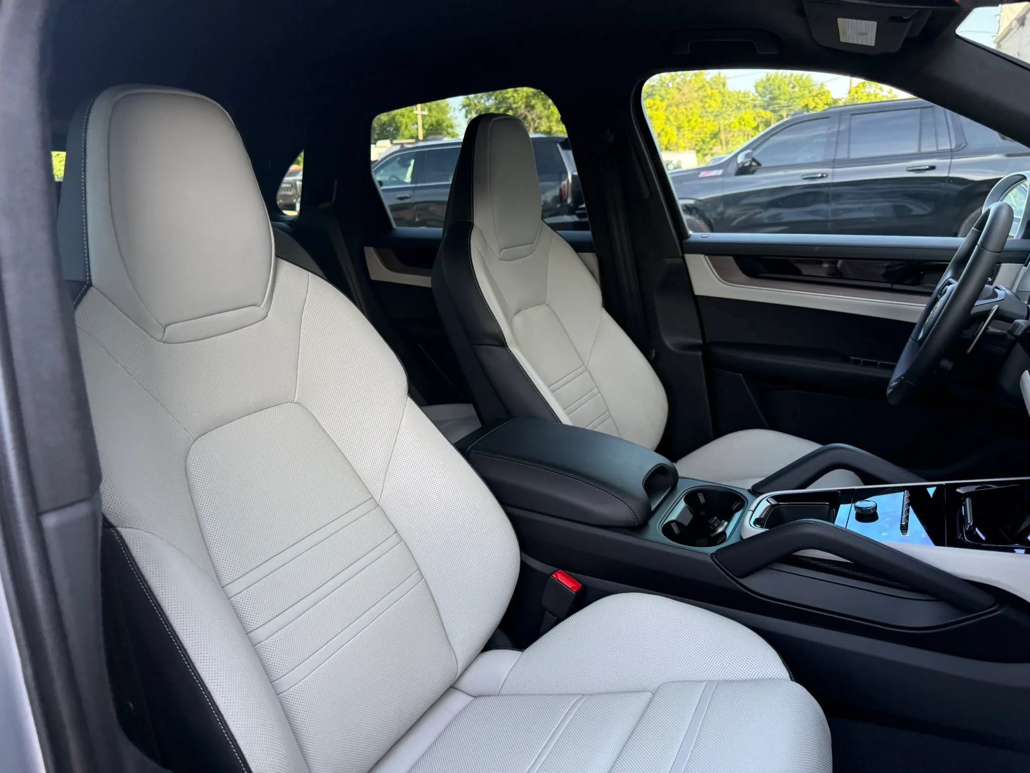 Used 2025 Porsche Cayenne GTS w/ Sport Chrono Package AWD/4WD image 33