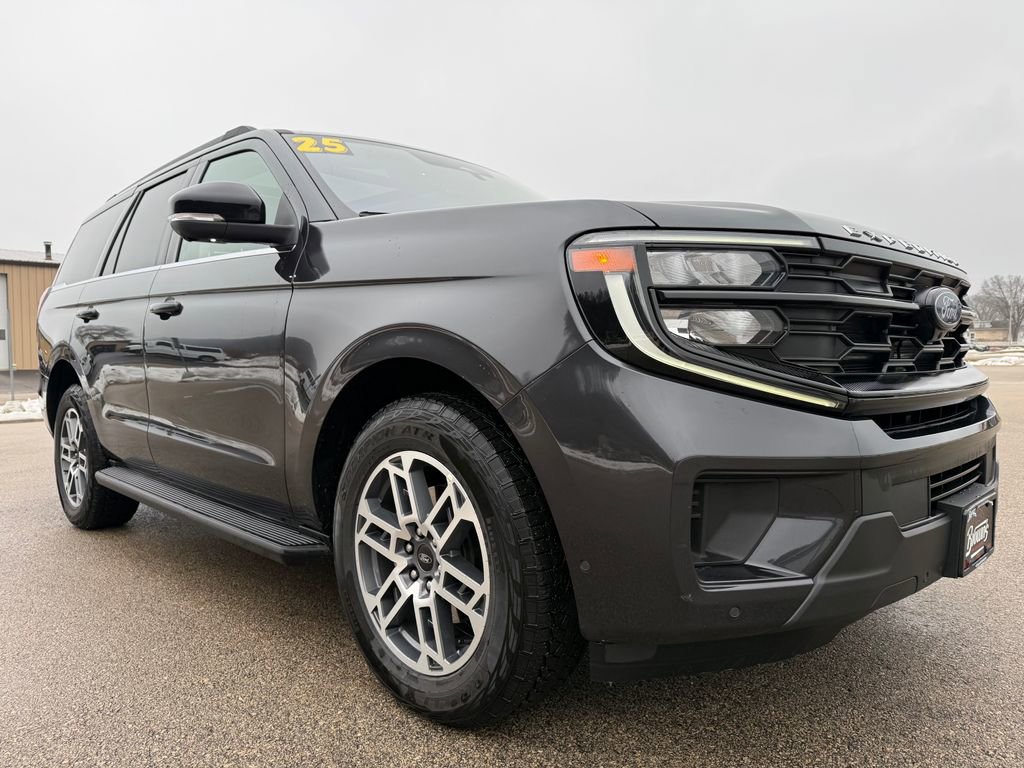Used 2025 Ford Expedition Active image 3