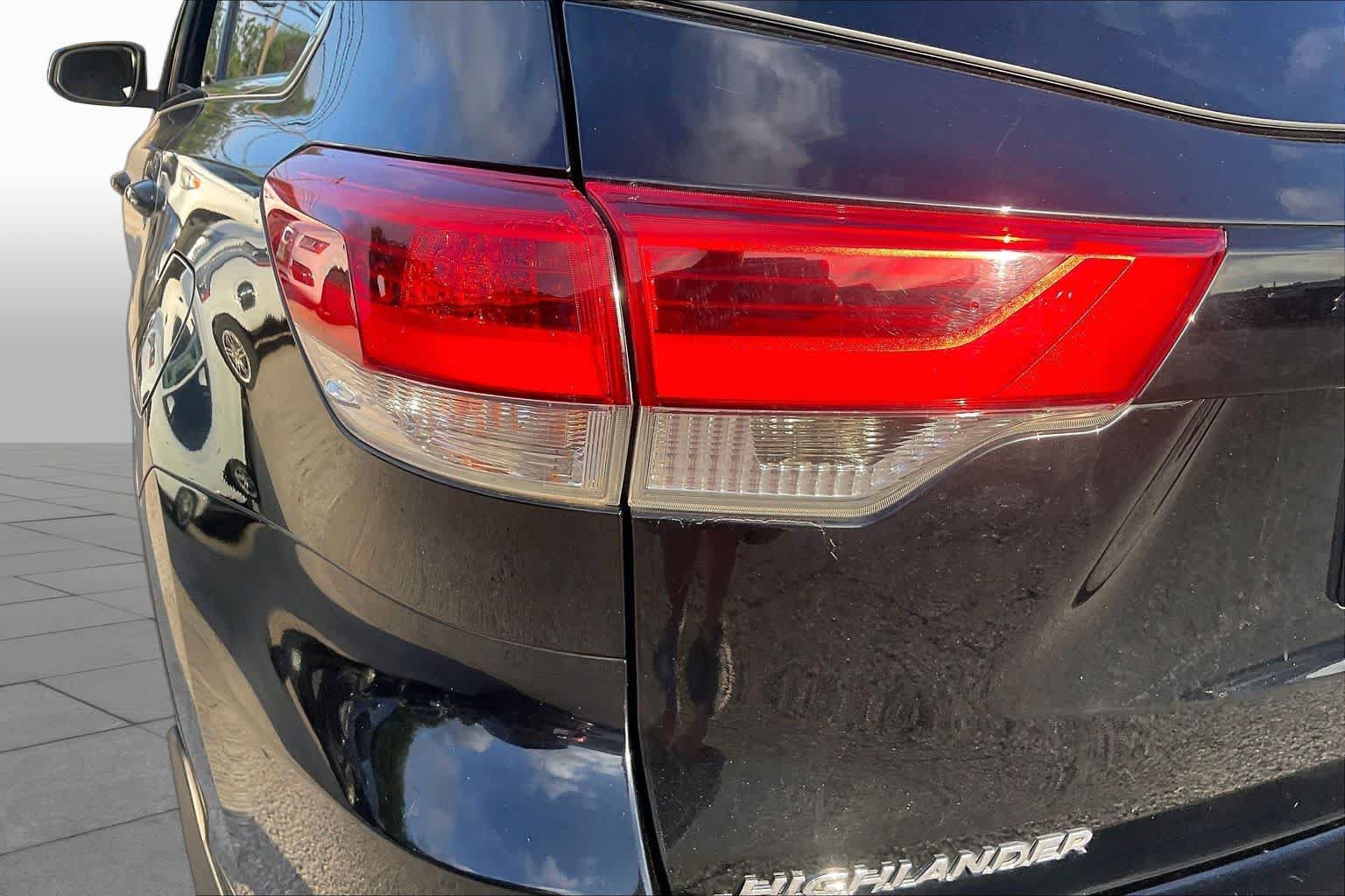 Used 2019 Toyota Highlander LE FWD image 28