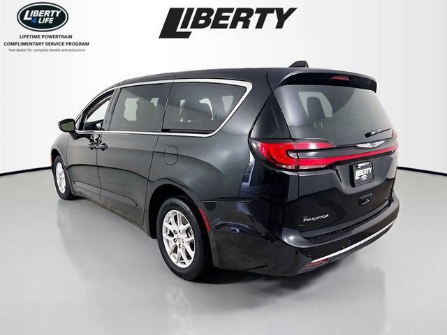 Used 2023 Chrysler Pacifica Touring-L image 5