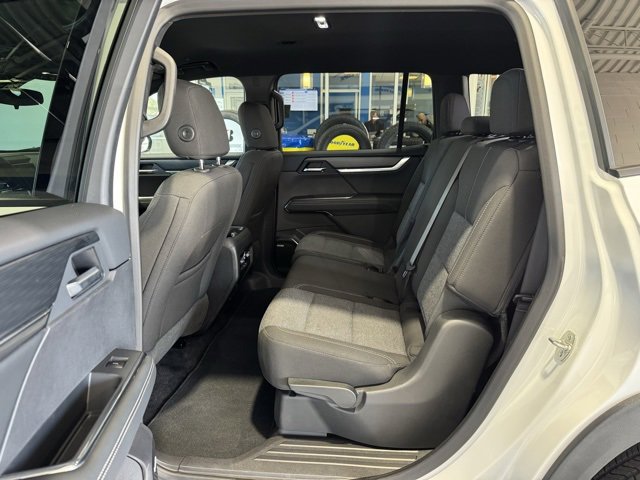 Used 2025 GMC Acadia Elevation image 9