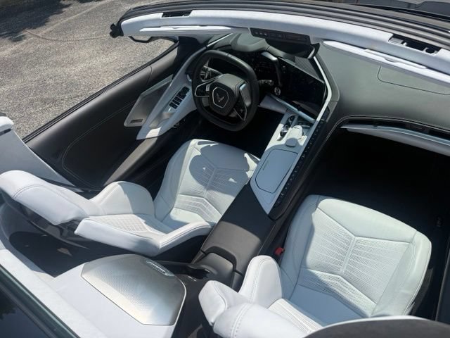 Used 2025 Chevrolet Corvette Stingray Premium Conv w/ Z51 Performance Package RWD image 2
