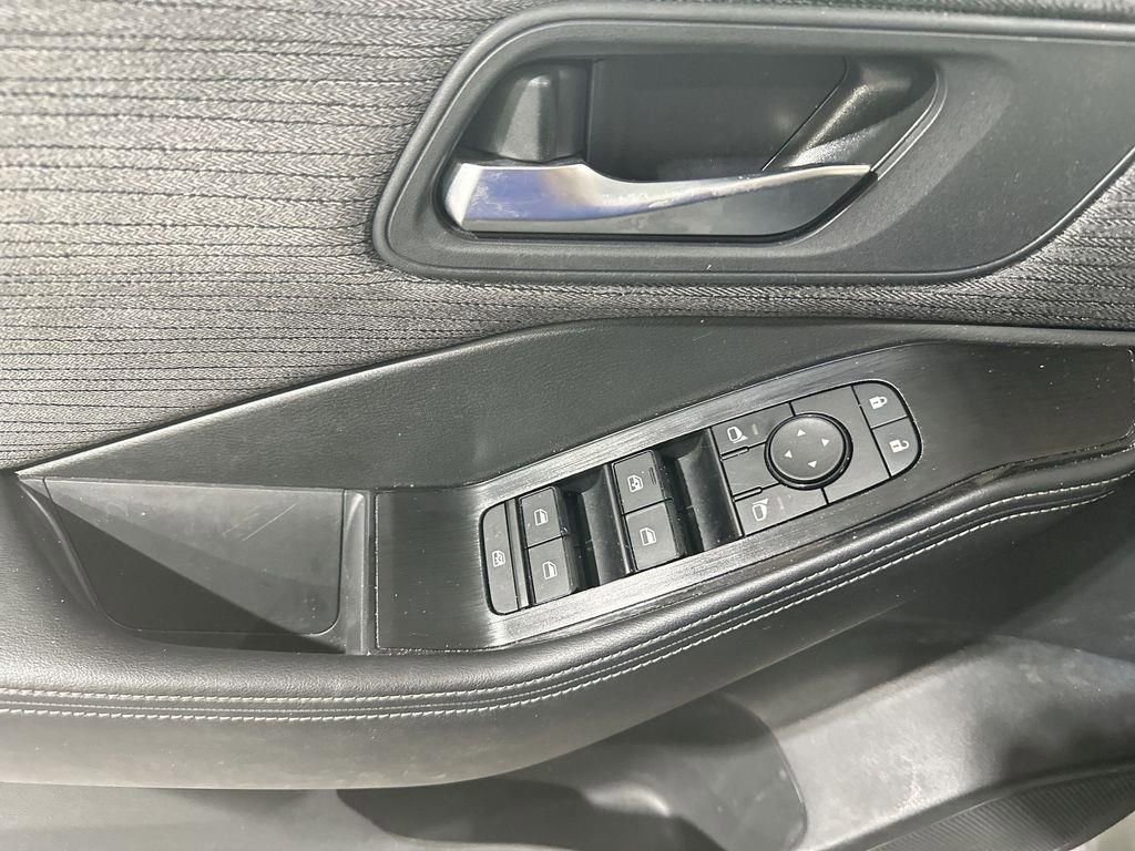 Used 2022 Nissan Rogue SV image 16