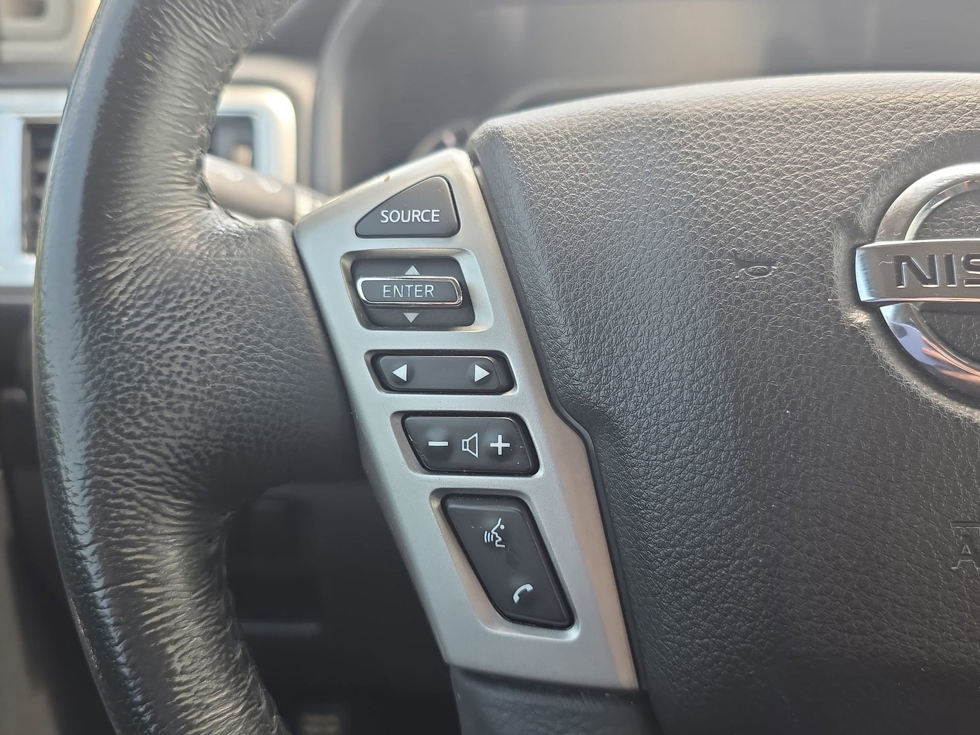 Used 2020 Nissan Titan SV w/ SV Convenience Package RWD image 16