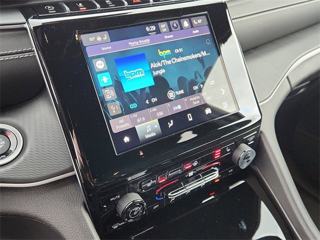 New 2023 Jeep Grand Cherokee L Laredo image 8