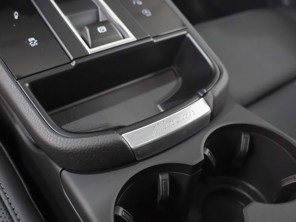 Certified 2026 Porsche Macan Turbo AWD/4WD image 33