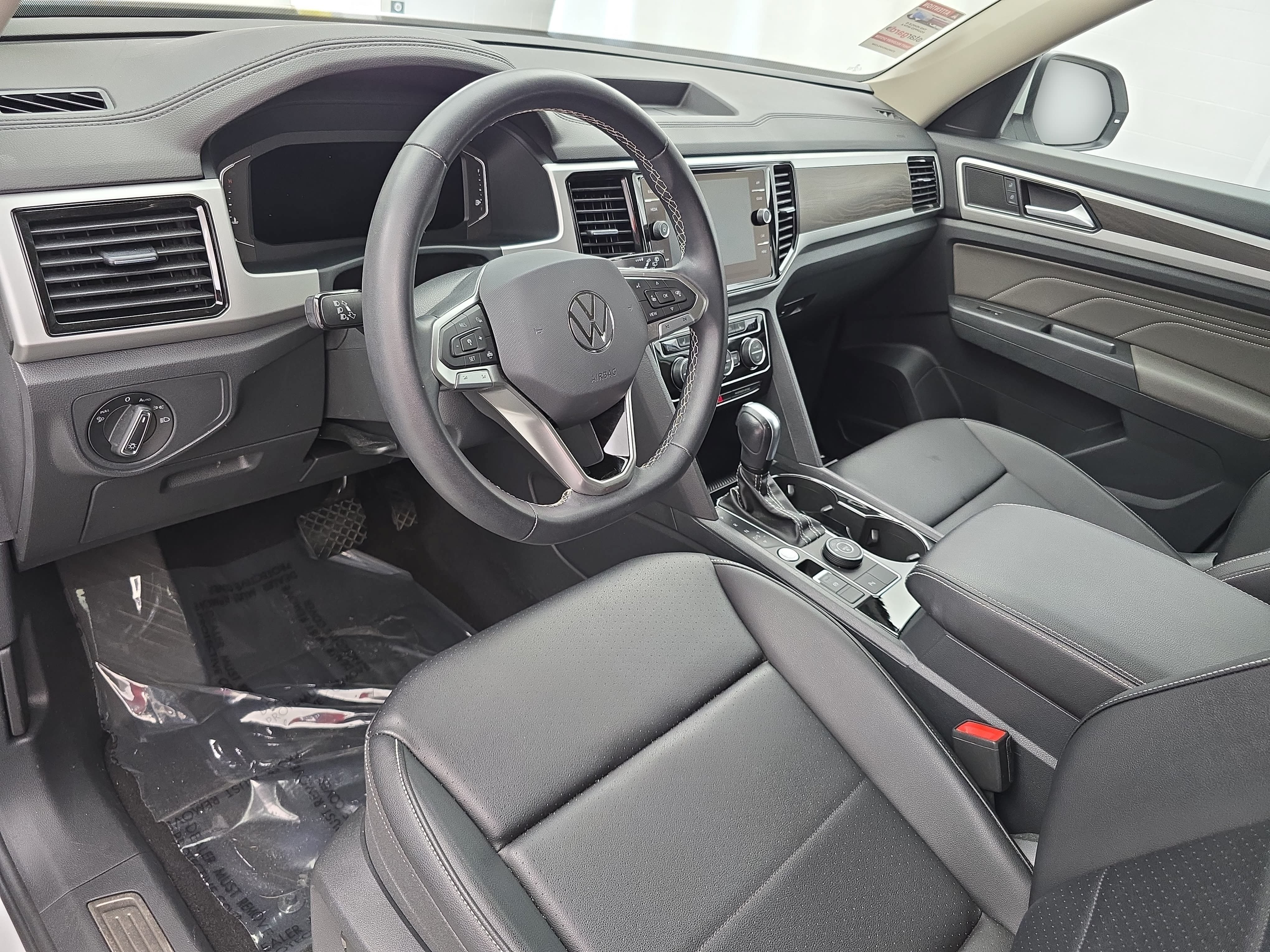 Certified 2023 Volkswagen Atlas SE w/ Black Wheel Package AWD/4WD image 17