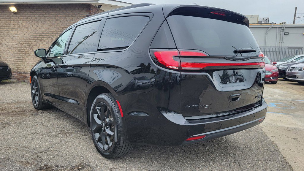 Used 2024 Chrysler Pacifica Limited w/ Uconnect Theater Family Group image 7