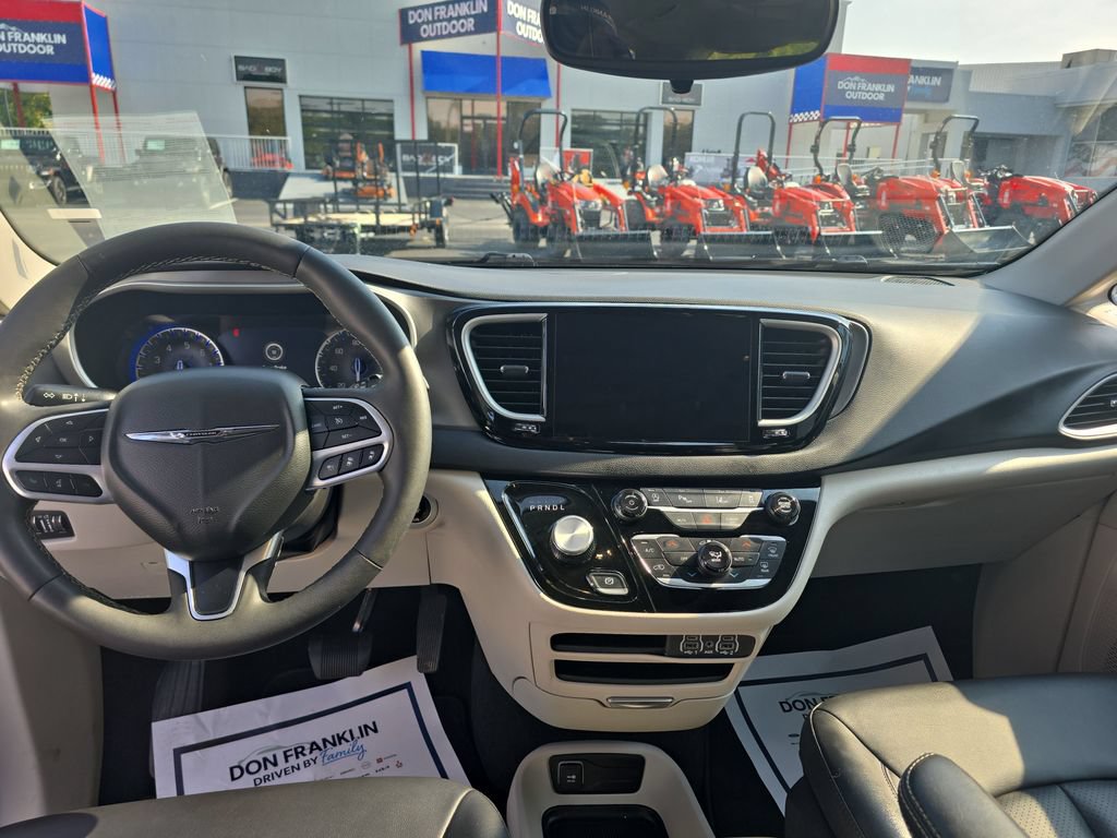 Used 2024 Chrysler Pacifica Touring-L FWD image 15