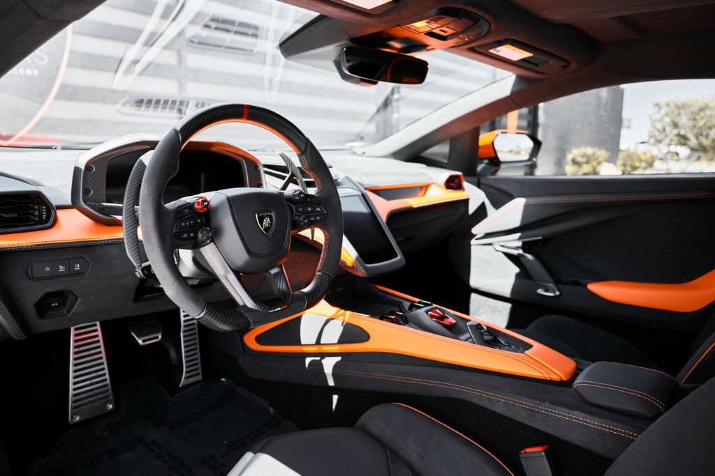 Used 2024 Lamborghini Revuelto AWD/4WD image 2