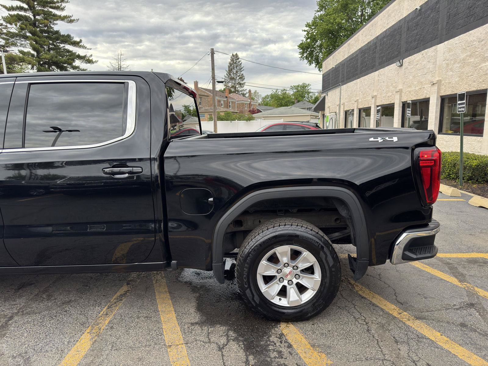 Used 2020 GMC Sierra 1500 SLE w/ Remote Start Package AWD/4WD image 2