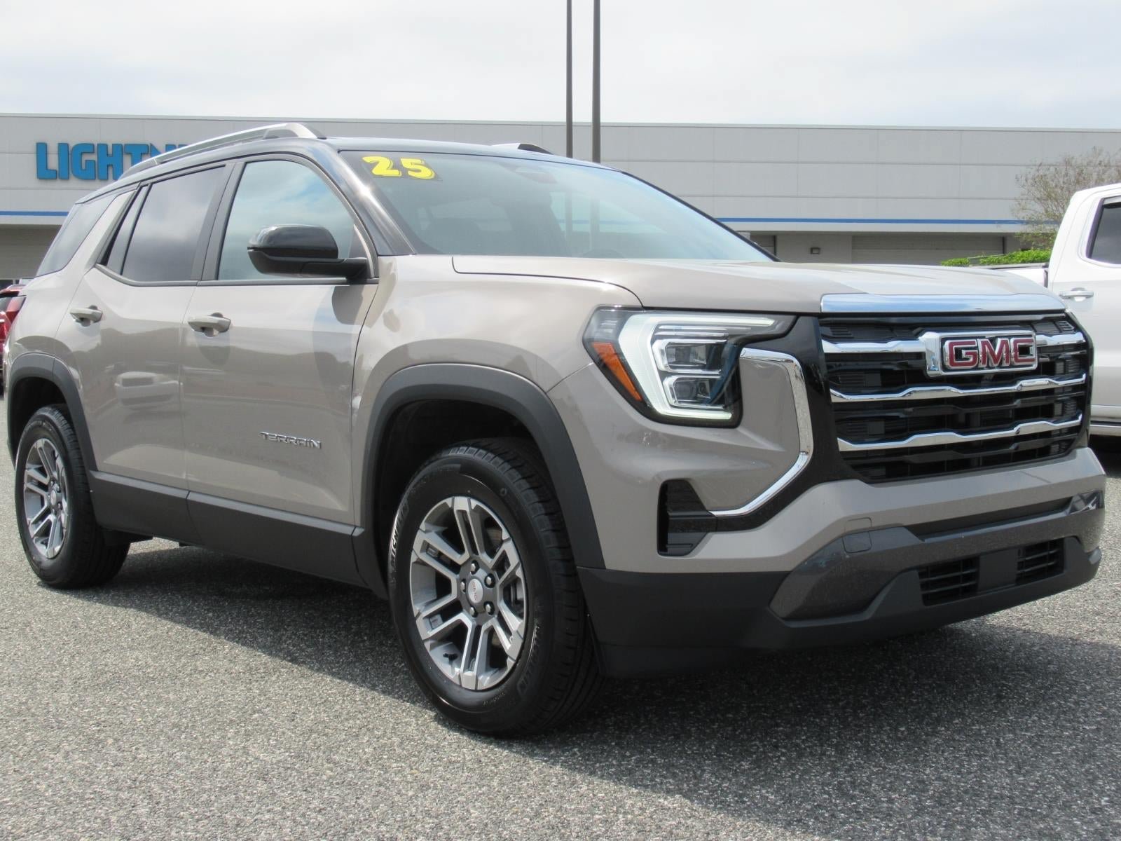 Used 2025 GMC Terrain Elevation w/ Elevation Premium Package AWD/4WD image 1