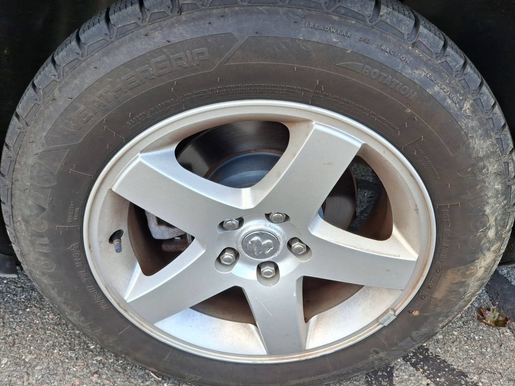 Used 2010 Dodge Challenger SE RWD image 7