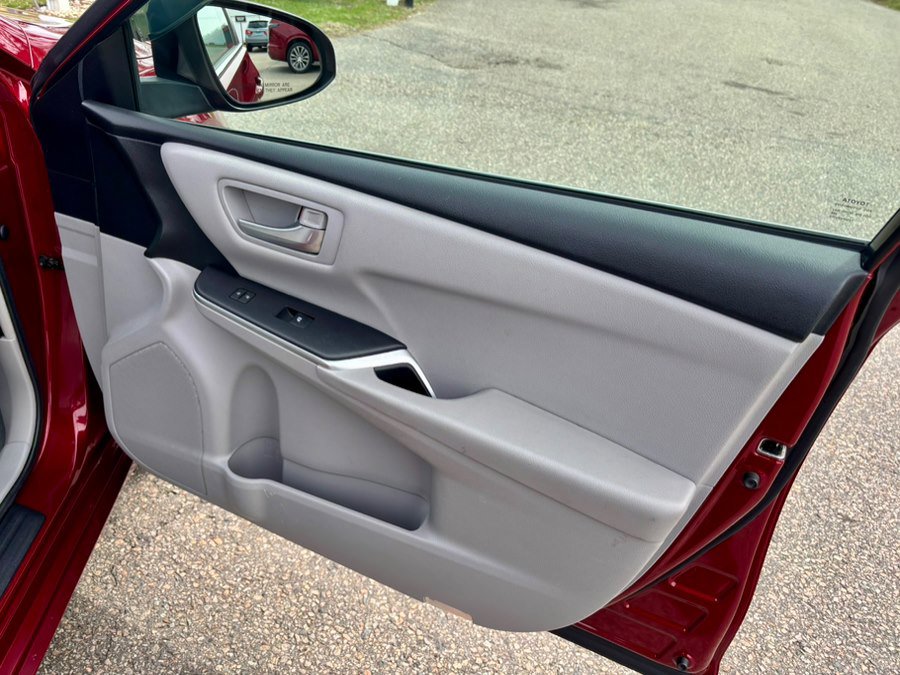 Used 2017 Toyota Camry LE image 10