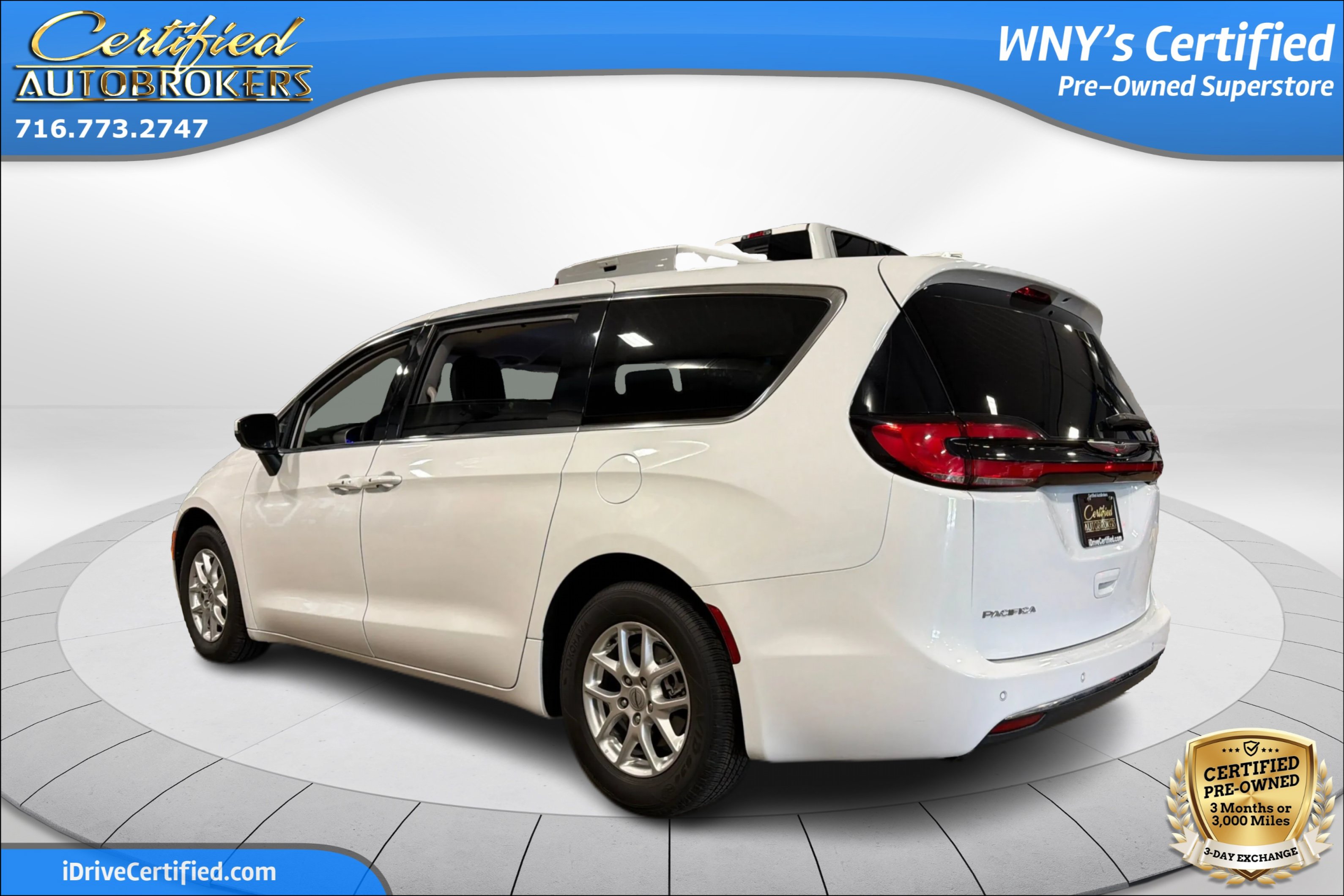 Used 2023 Chrysler Pacifica Touring-L FWD image 8