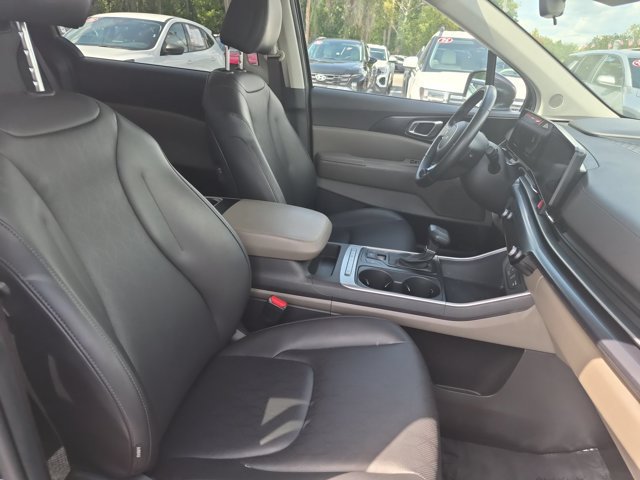 Used 2025 Kia Carnival FWD image 29