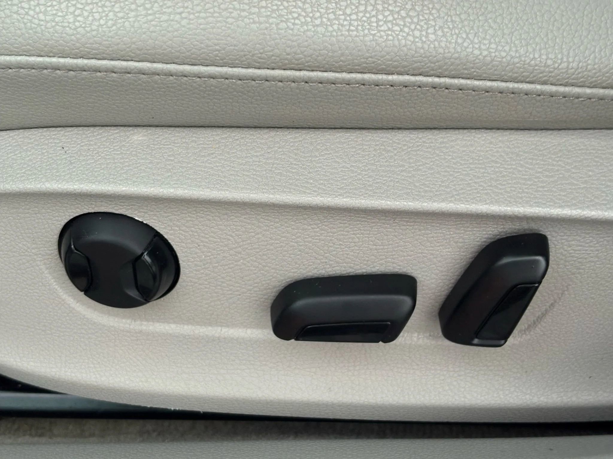 Used 2013 Volkswagen Passat TDI SE image 12