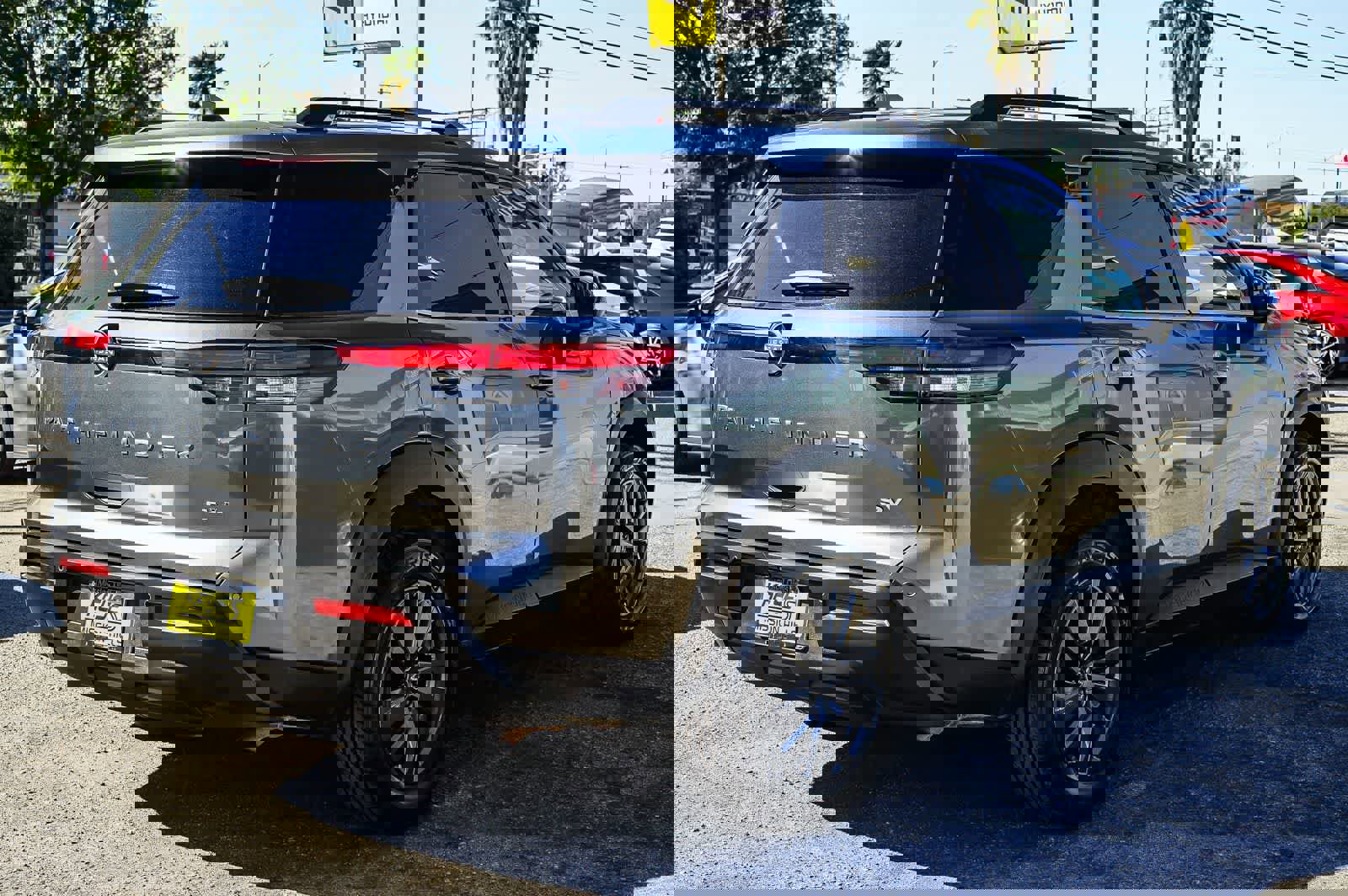 Used 2022 Nissan Pathfinder SV image 4