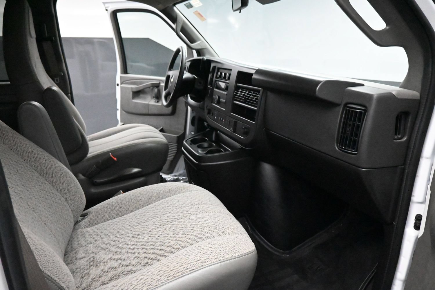 Used 2025 Chevrolet Express 3500 LT w/ LT Preferred Equipment Group RWD image 18