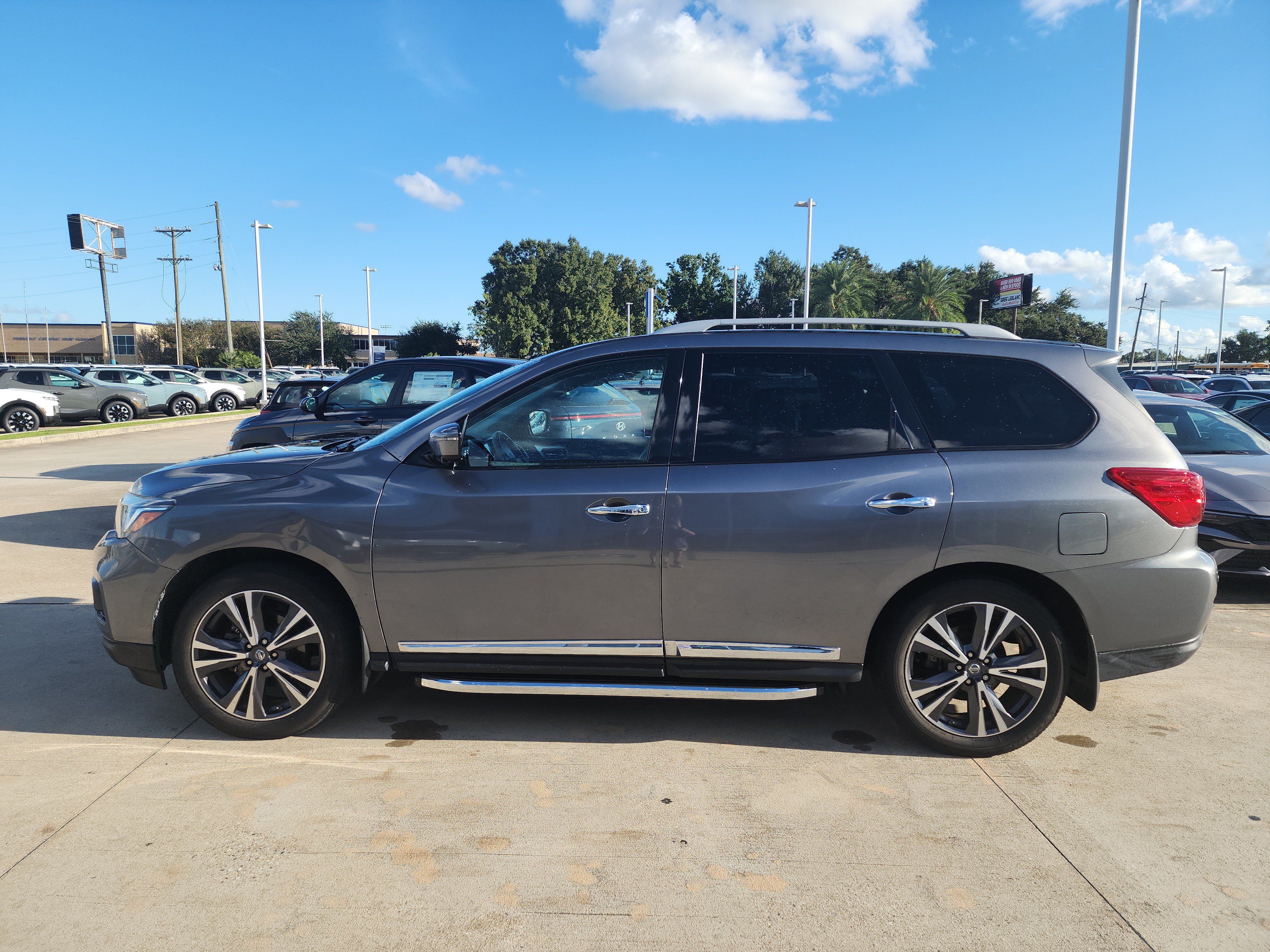 Used 2017 Nissan Pathfinder Platinum w/ Family Entertainment Package FWD image 4