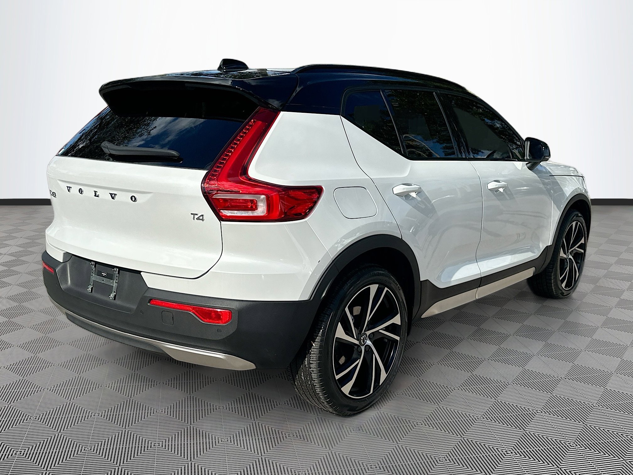 Used 2021 Volvo XC40 T4 R-Design image 7