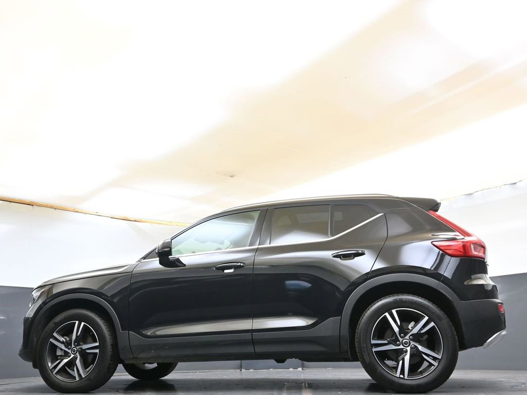 Certified 2025 Volvo XC40 B5 Core image 31
