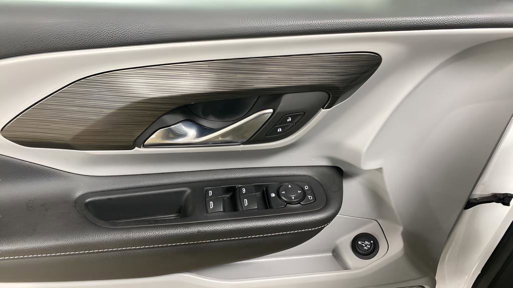 Used 2023 GMC Terrain SLE w/ Driver Convenience Package image 13