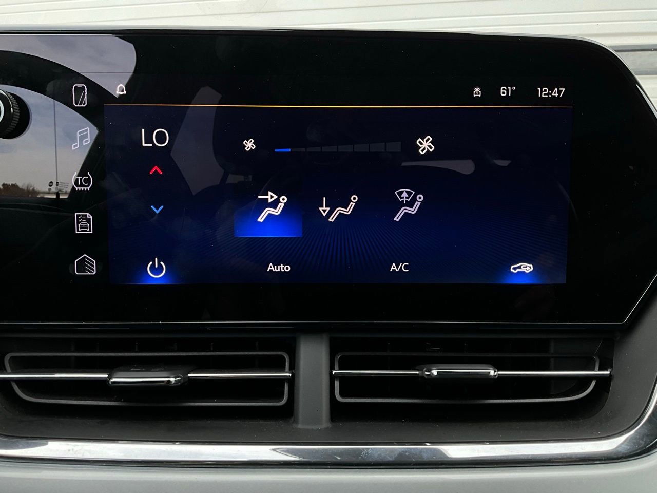 Used 2025 Chevrolet Trax LT image 28