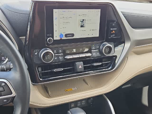 Used 2024 Toyota Highlander XLE FWD image 23