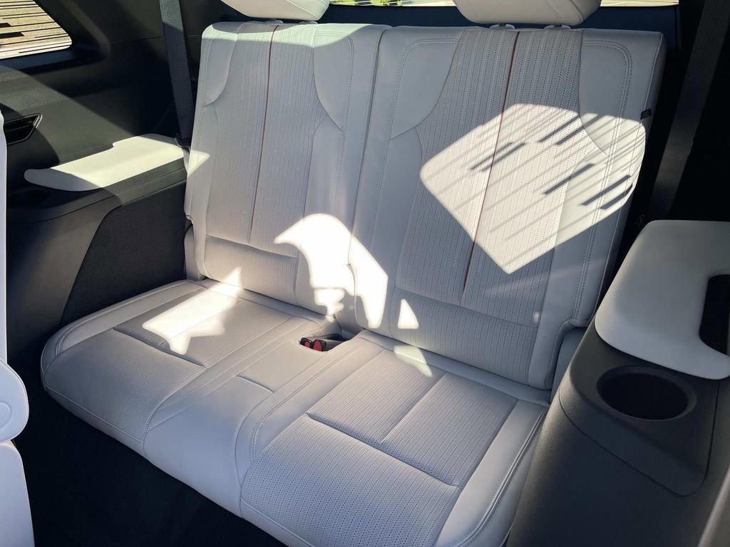 New 2026 Cadillac Vistiq Luxury image 19