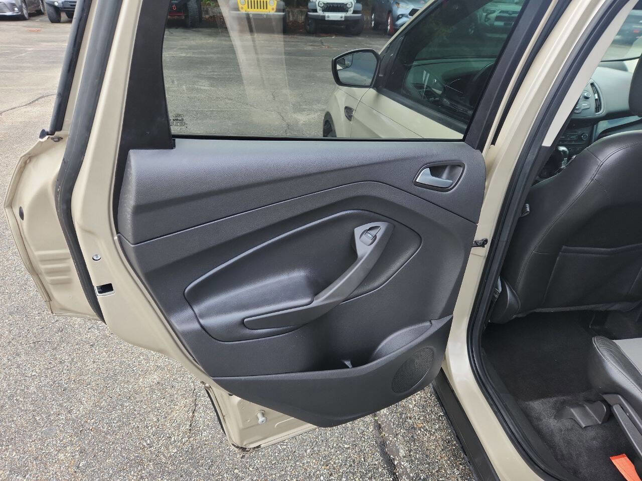 Used 2017 Ford Escape SE w/ SE Sport Appearance Package image 24