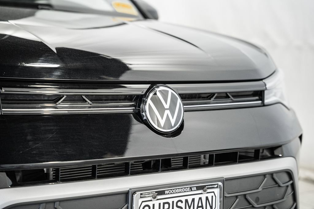 Used 2025 Volkswagen Taos SE w/ Panoramic Sunroof Package image 14