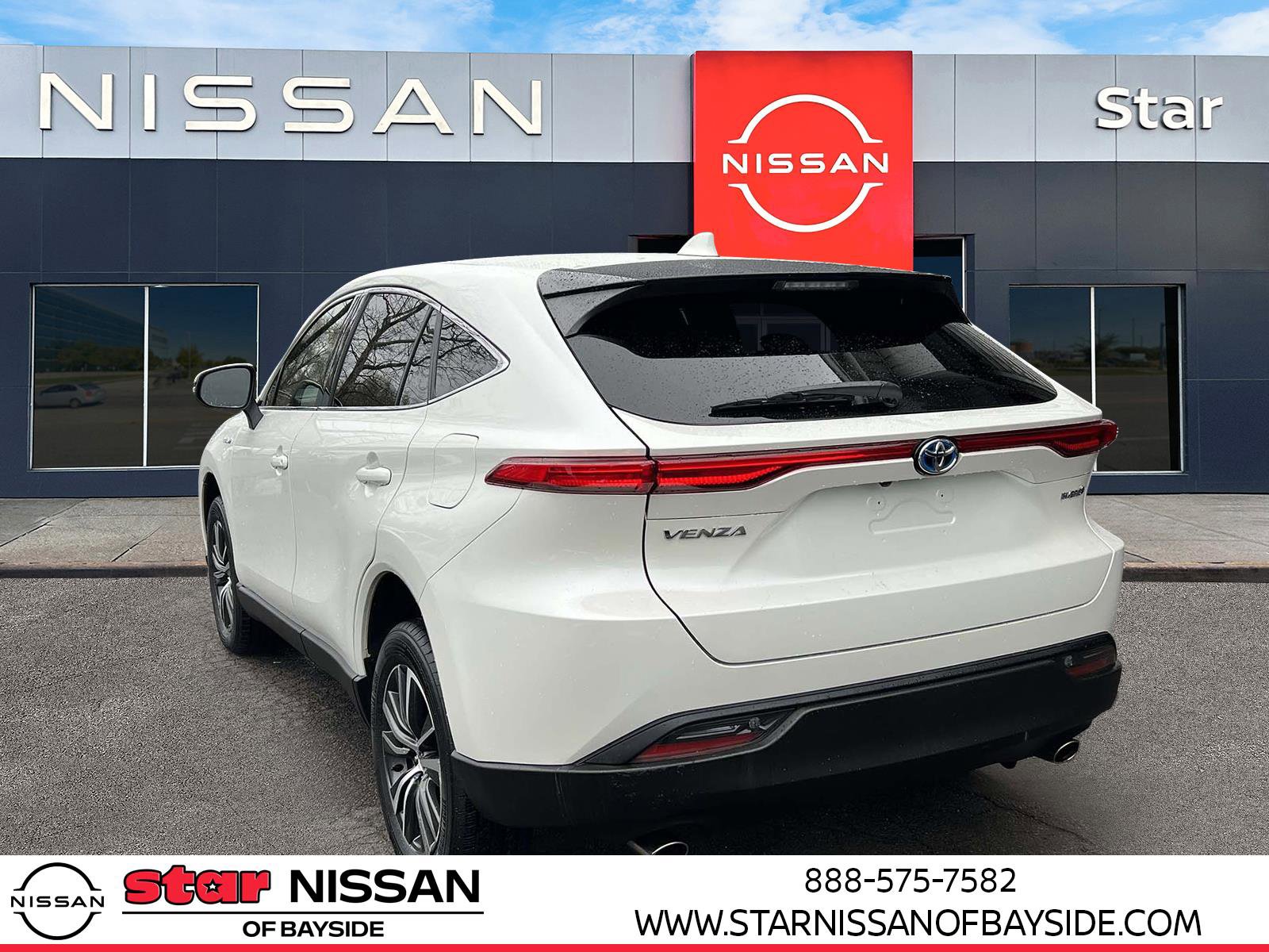Used 2021 Toyota Venza LE image 4