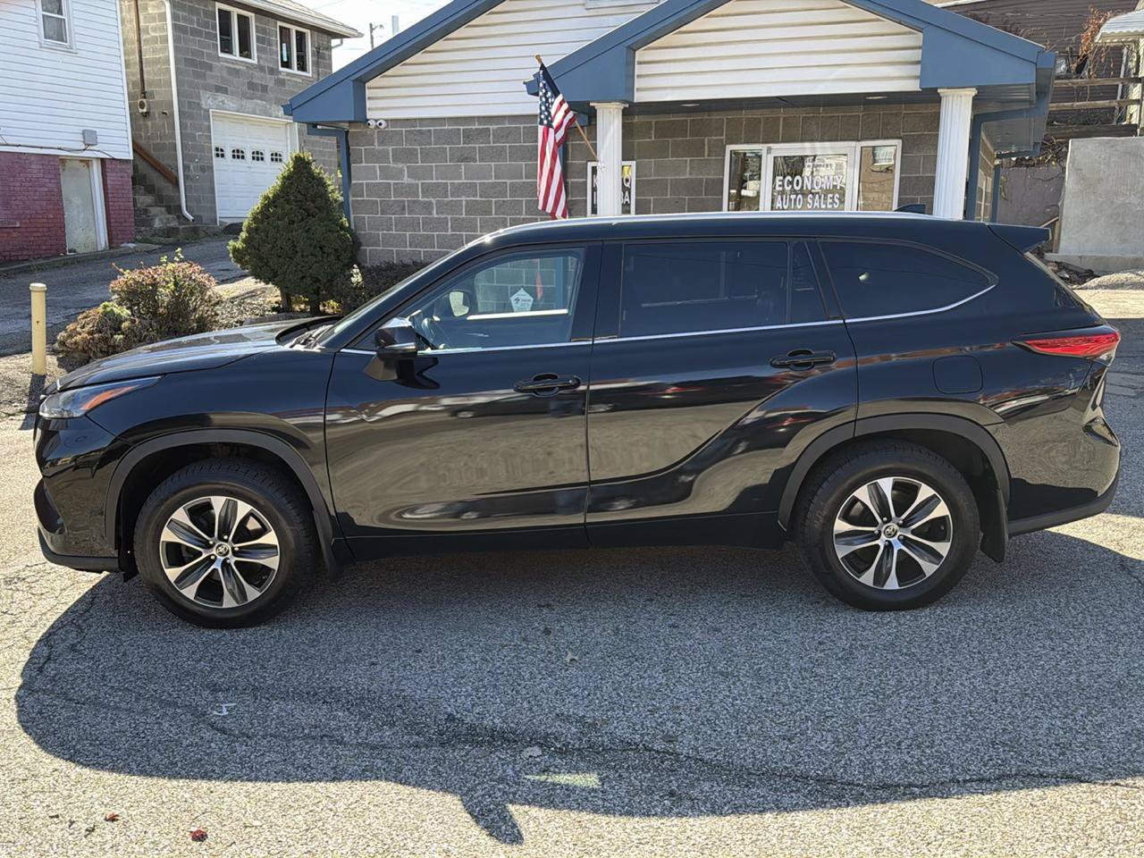 Used 2022 Toyota Highlander XLE AWD/4WD image 10