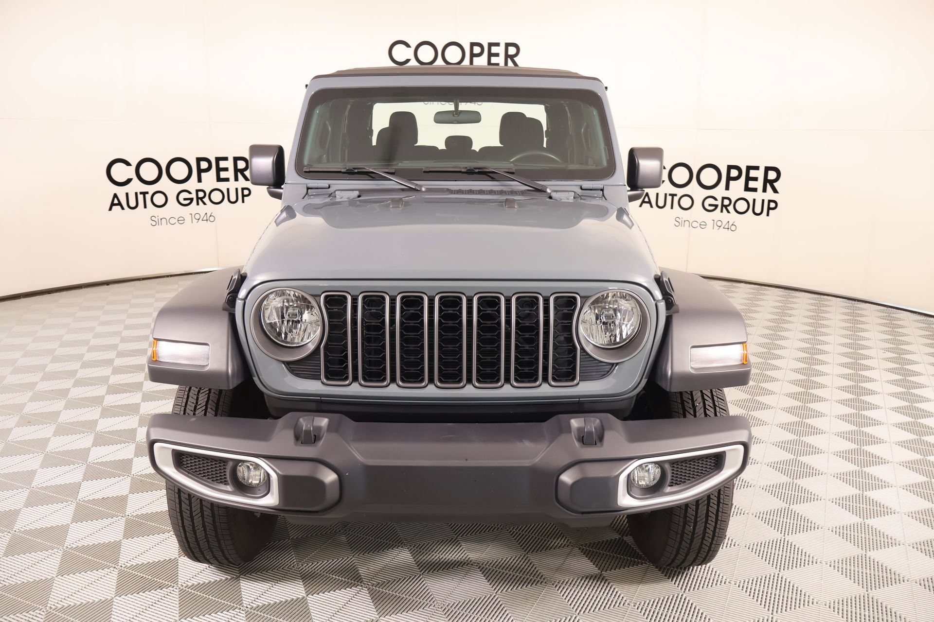 Used 2025 Jeep Gladiator Sport AWD/4WD image 8