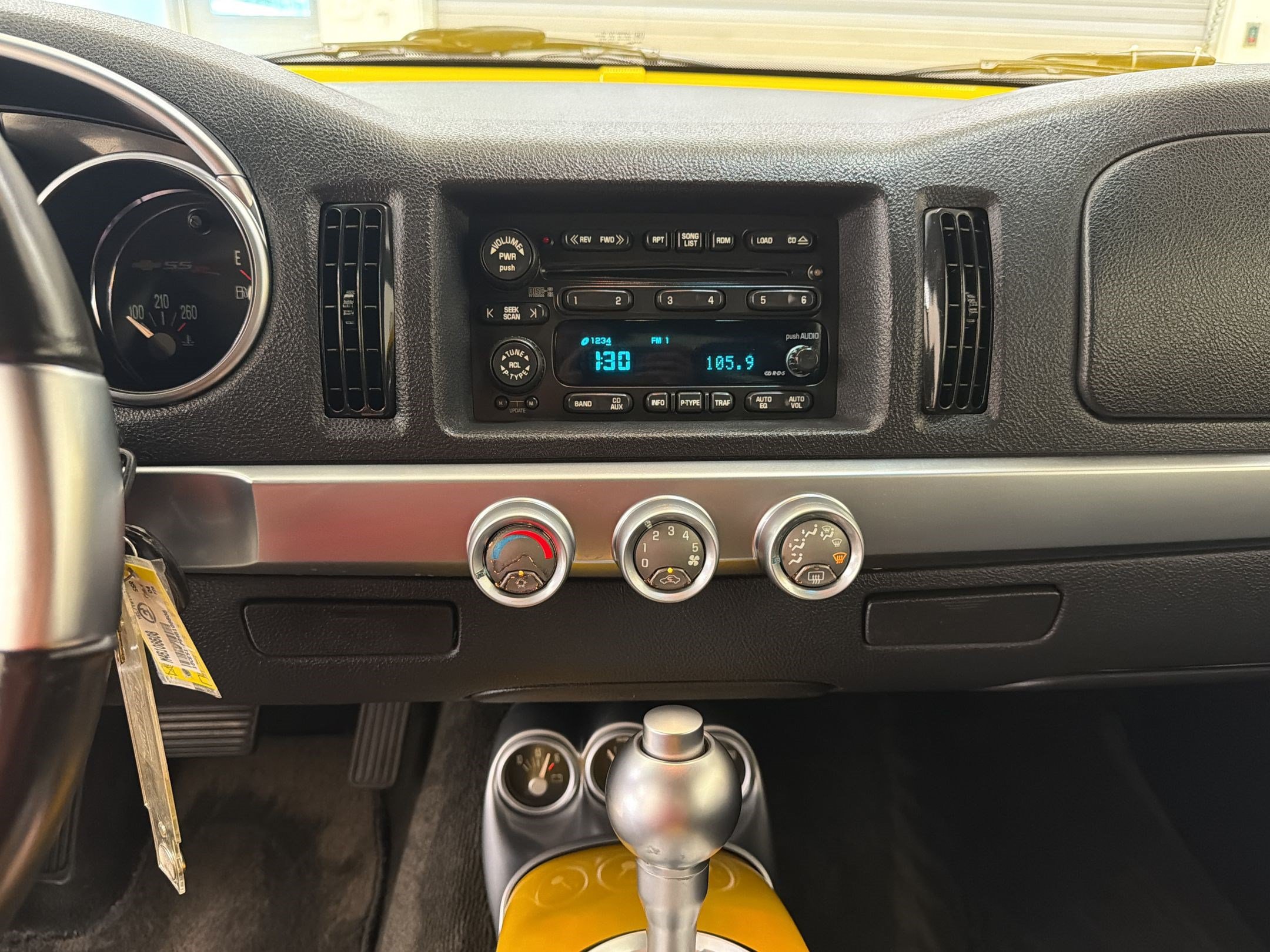 Used 2004 Chevrolet SSR w/ Preferred Equipment Group RWD image 23