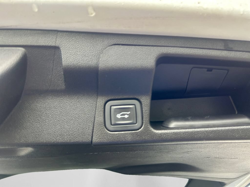 Used 2022 GMC Acadia SLT w/ LPO, Floor Liner Package AWD/4WD image 17